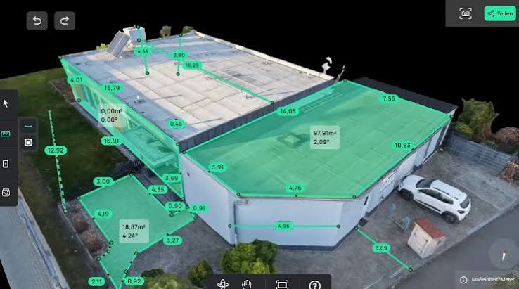 3D-Modell eines Gewerbegebäudes mit digitalen Flächen- und Kantenmaßen