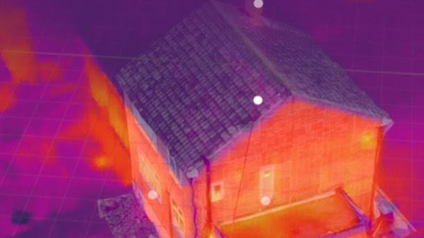Thermografische Luftaufnahme eines Gebäudes